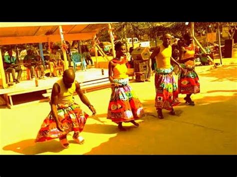  Assiko Una Danza Ritmata che Unisce l'Africa Occidentale