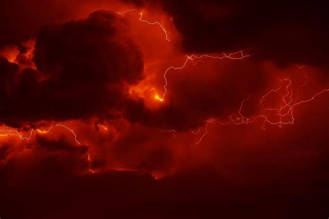 Blood and Thunder – Una Sinfonia di Fiamme e Tuoni che Scattano nella Notte